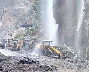 Kinnaur: Highway washed away due to leakage in Shong-Tong tunnel, workers working inside narrowly escaped