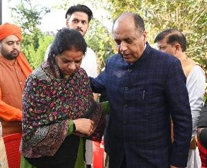 Former Chief Minister Jairam Thakur expressed condolences by reaching the house of Zilla Parishad member Vandana Guleria in Cholthara.