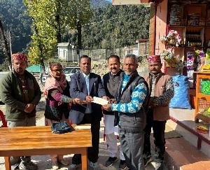 Mandi: Retired executive engineer Mehar Thakur provided help of Rs 1.53 lakh to Rajban victims.