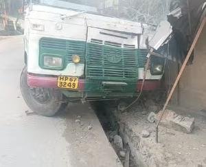 Hamirpur: HRTC bus collides with house on Sujanpur-Tehra road due to brake failure