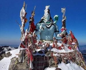 Sirmaur: First snowfall of the season on Chudhar, the holy place of Shirgul Maharaj...