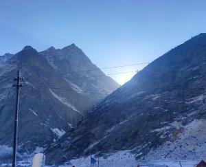 Himachal: Snow flakes fell on the high peaks including Rohtang this morning, know the weather condition.