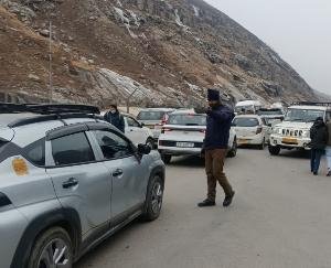 Kullu: Police rescued more than 1 thousand tourist vehicles from Atal Tunnel.