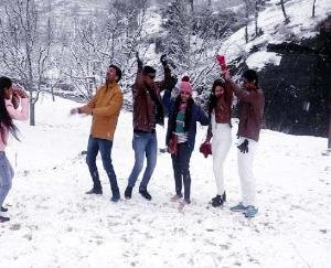 Faces of tourists blossomed after snowfall in Manali and Lahaul, administration alerted