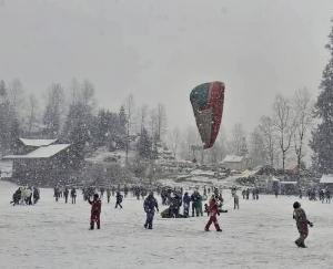 Tourists flock to Manali after snowfall, enjoying adventure activities