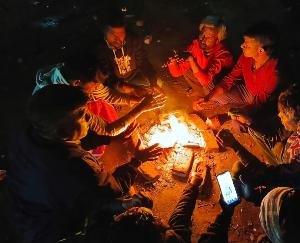 Rain increases cold in Sirmaur, people forced to resort to bonfire