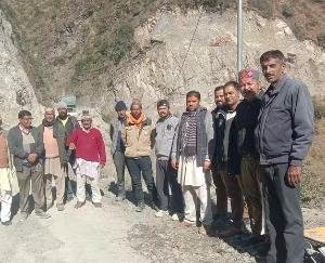 Sirmaur: Villagers upset after throwing debris of NH-707 construction work in ravine