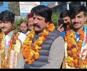 Chamba: National level gold medal winning players were given a grand welcome at the district headquarters.