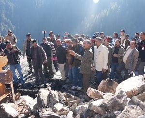Kullu: CM Sukhu reached Tandi...said, the government is with you in this sad moment...