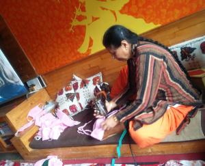 स्वयं मास्क बनाकर लोगों में बाँट रही हैं सुषमा कुठियाला