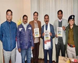 Chief Minister unveiled Kagda Cultural Council's magazine 'Dhauladhar Suman'