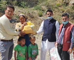 माँगल के अति गरीब परिवारों में बांटी खाद्य सामग्री