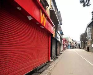 समय सीमा के बाद भी दुकाने खुली रखने वालो के खिलाफ पुलिस कर रही कार्रवाई