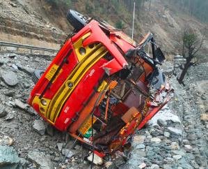 Bus-going- from- Manali- to- Kangra-suddenly- a- rock- fell- from- the- hill- driver- and- conductor- injured