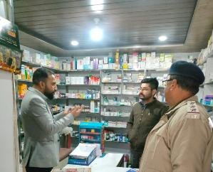 Solan:-Team- of- Darlaghat- police- and- drug- inspectors- conducted- joint- inspection- of- shops- and- medical- stores