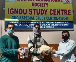 गणपति एजुकेशनल सोसाईटी ज़रूरतमंद परिवारों को बाँट रही खाद्य सामग्री