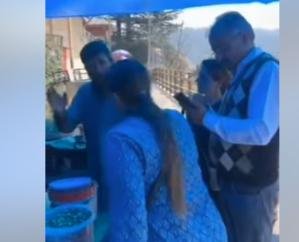Police sent notice to three people for selling gram-namkeen after spitting on the trader, asked for proof