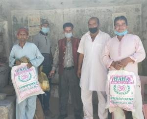 मज़दूरों में बांटी राहत सामग्री