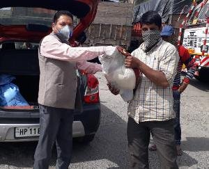 ट्रक यूनियन दाड़लाघाट ट्रक यार्ड में फंसे ट्रक चालकों को बाँट रही राशन