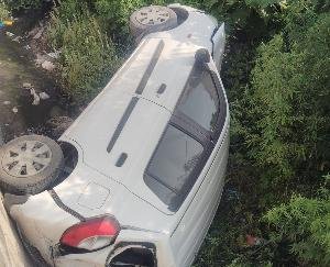  Tempo collides with car in Una, car falls into drain