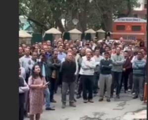 Shimla-: HPU -employees- burst- into -anger-, gheraoed- the- Vice -Chancellors- office- for- not- getting- salary