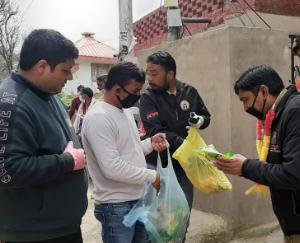 सफाई कर्मचारियों को माला पहनकर किया सम्मानित