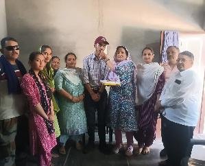 Jaswan-Pragpur:- Gram -Panchayat -Bani -honoured -Anshu-l who -came- in- top- 8 -in -the -state- in -10th -examination