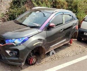  Amazing! Thieves stole all four tyres of a car in Solan, the thieves committed the crime amidst police patrolling