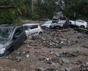  Rampur: Cloud burst in Jagatkhana, 15 vehicles washed away due to flooding in the drain
