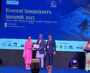 Himachal's daughter Baljit Kaur honored at Everest Mountaineer Conference