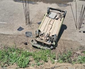 Kunihar-: Alto -car -lost- control -and- fell -from -the -road- onto- the- roof- o- a -house, -one -dead