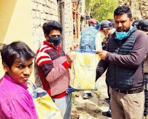 NSUI ने मास्क व खाद्य सामग्री बांट कर मनाया स्थापना दिवस