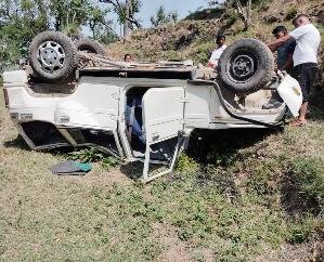 Mandi: Bolero fell into a ditch at a sharp turn, woman died, 3 girls injured