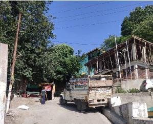 Major accident averted in Bharmour: Vehicle rolled on helipad road, forest department wall became support