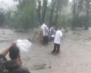 Hamirpur: River water level suddenly increased, 25 people stranded