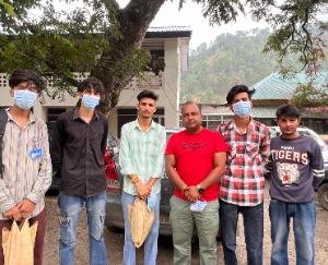 Chamba: On the death anniversary of Virbhadra Singh, fruits were distributed to the patients in the Tuberculosis Hospital, Chamba