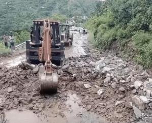 Massive Landslide Shuts Chandigarh-Manali Highway, Debris Falls Near Pandoh Dam at Kainchi Morh, Traffic Snarled for Kilometers