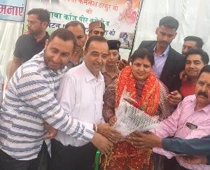 Employees of Primary Agricultural Credit Cooperative Societies met MLA Kamlesh Thakur and expressed their gratitude