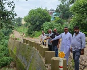  Hamirpur: Fraud in the construction of Plassey-Mad road, villagers demanded FIR and investigation against the contractor