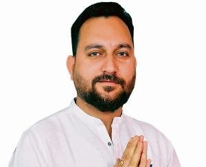 MLA Ashish Sharma protested against the order of keeping trainee employees for two years