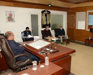 स्वास्थ्य और आर्थिक स्थिति को ध्यान में रखते हुए तैयार की जाएगी एग्जिट योजनाः मुख्यमंत्री