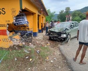 Jwalamukhi: Uncontrolled vehicle broke the shutter and entered the shop near Fourlane Amb.
