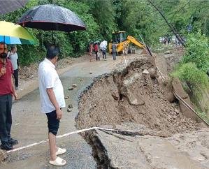 Mandi-Pathankot NH closed, hundreds of vehicles and passengers stranded, alternative route declared for small vehicles