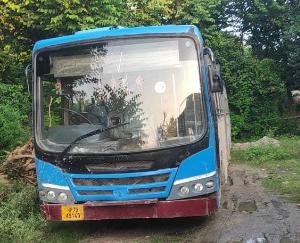 HRTC_from_Dada_Siba_to_Talbara_via_Badal_broke_down_midway_passengers_had_to_face_problems 