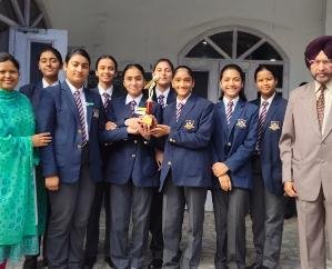 Dagshai_Public_School_students_hoisted_the_flag_in_the_competition_of_Geeta_Adarsh_​​Vidyalaya
