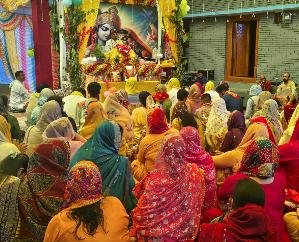 Kunihar: On the fourth day of Shrimad Bhagwat Katha in Jadhana, the storyteller narrated the story of Krishna's birth.