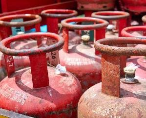 Shimla_361_illegal_cylinders_seized_near_SJVN_office_Shanan_administration_tightens_noose