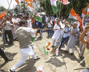 Bihar: Violent clash, vandalism and pelting of bricks and stones between BJP and Congress workers.