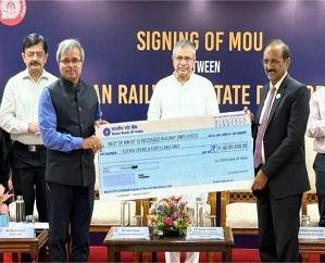 Big gift to railway employees, they will get accident insurance of Rs 1 crore