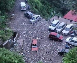 Roads-closed-due-to-landslide-in-Shimla-many-vehicles-buried